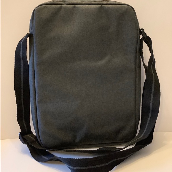 Solo 13.5” Urban Universal 11-inch Tablet Sling Bag - Picture 5 of 12